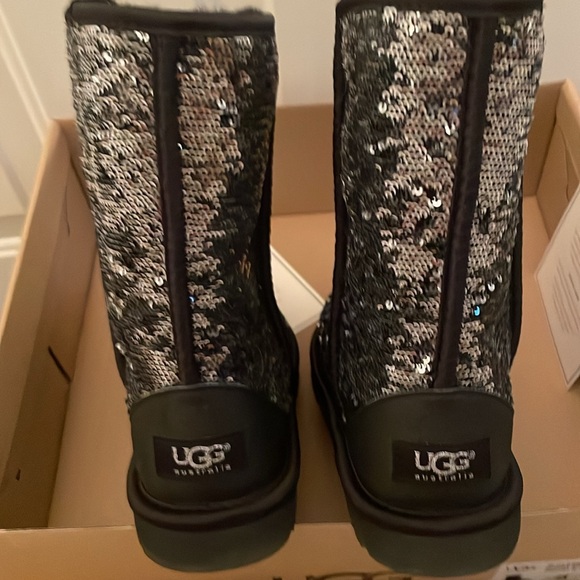 BNIB UGG silver/black boots size 8 - Picture 5 of 10